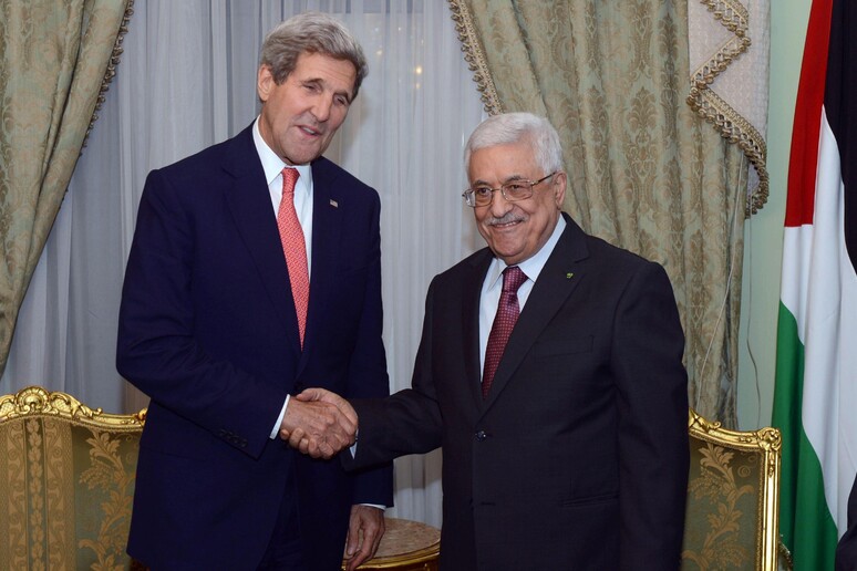 Il segretario di Stato Usa John Kerry con il presidente dell 'Anp Mahmoud Abbas (Abu Mazen) al Cairo © ANSA/EPA