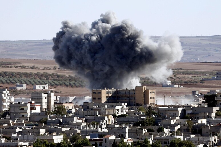 Scontri a Kobane © ANSA/EPA