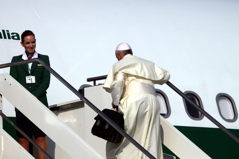 Papa Francesco in partenza per una delle sue missioni (archivio) -     RIPRODUZIONE RISERVATA