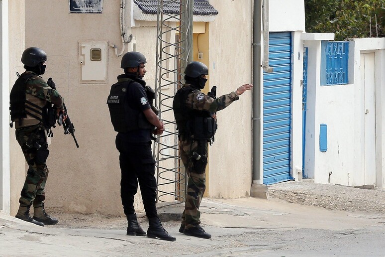 Forze dell 'ordine spiegate intorno alla casa di Oued Ellil dove si era rifugiato un gruppo armato. Oggi il tragico assalto con sei morti © ANSA/EPA