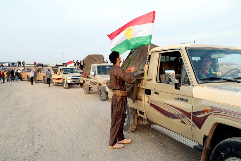 Combattenti Peshmerga in viaggio verso Kobane al posto di confine di  Habur tra Iraq e Turchia -     RIPRODUZIONE RISERVATA
