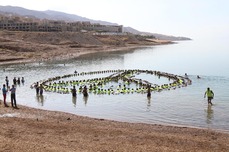 Sul Mar Morto la più grande catena umana galleggiante a forma di simbolo della pace -     RIPRODUZIONE RISERVATA