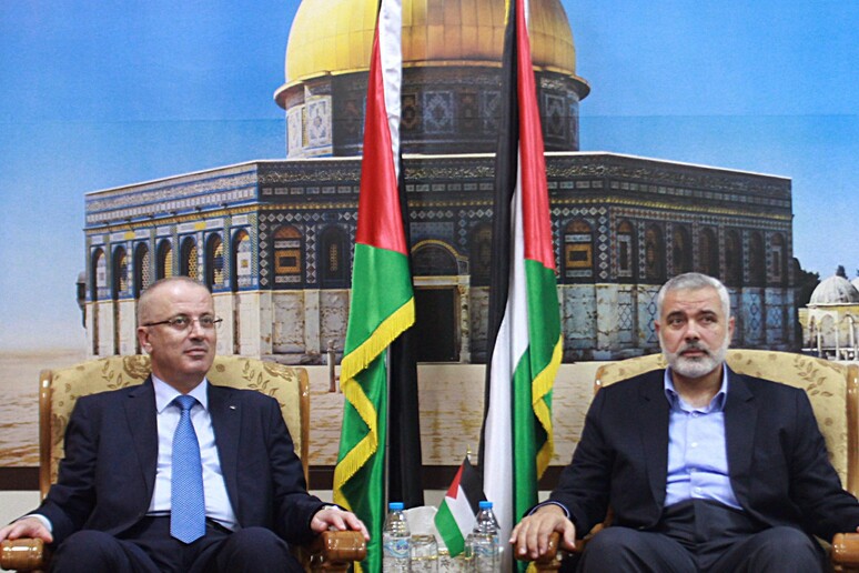 Il premier palestinese Rami Hamdallah (L) e il leader di Hamas nella Striscia di Gaza, Ismael Hanyieh -     RIPRODUZIONE RISERVATA