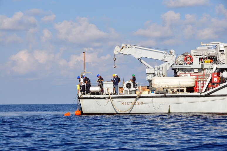 I ricercatori a bordo del cacciamine Milazzo della Marina Militare impegnati nel monitoraggio delle correnti marine nel Tirreno -     RIPRODUZIONE RISERVATA