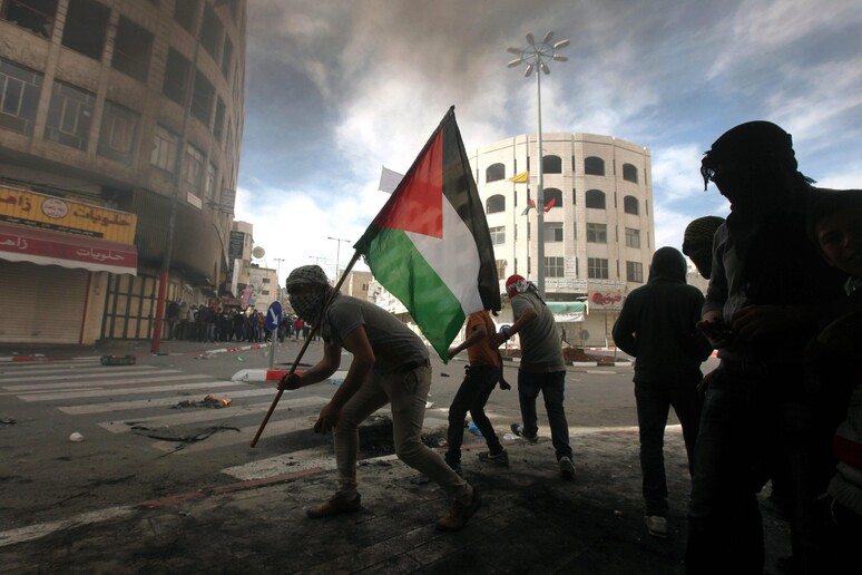 Una protesta di palestinesi a Hebron © ANSA/EPA