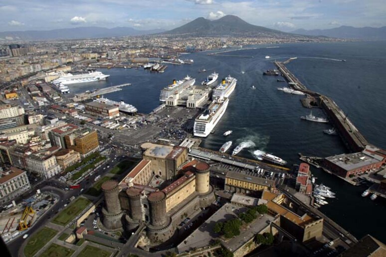 Un 'immmagine del porto di Napoli (dal sito ufficiale dell 'Autorità portuale) -     RIPRODUZIONE RISERVATA