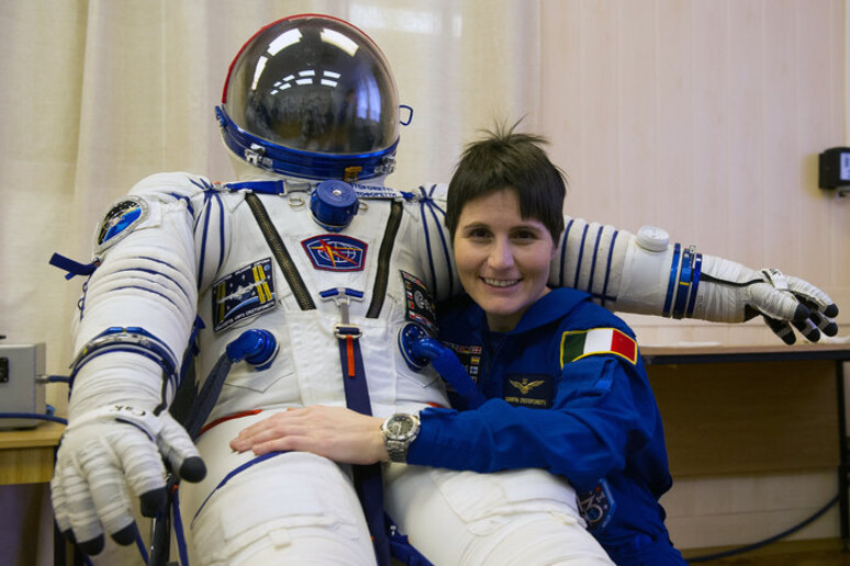 L 'astronauta Samantha Cristoforetti con la tuta Sokol, che indosserà sulla Souyz (fonte: GCTC) - RIPRODUZIONE RISERVATA