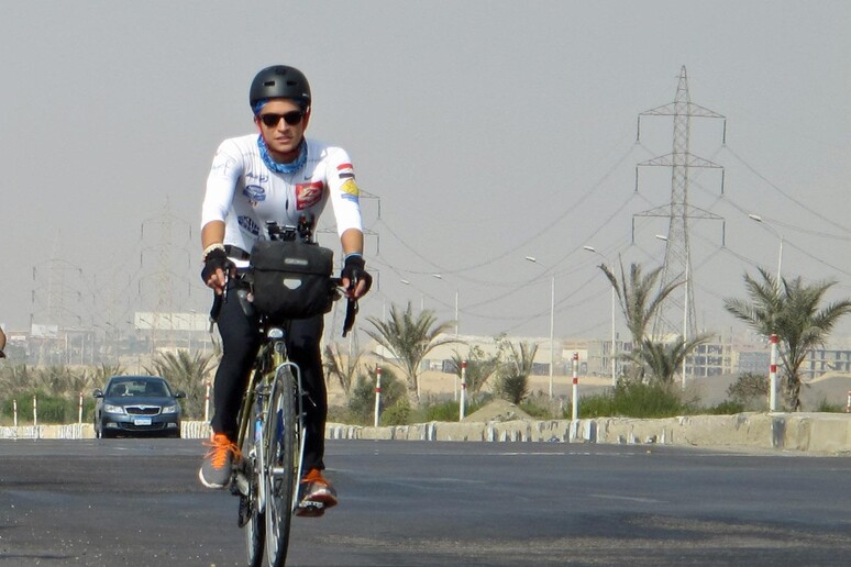 Galal Zekri-Chatila impegnato nel giro dell 'Egitto in bicicletta -     RIPRODUZIONE RISERVATA
