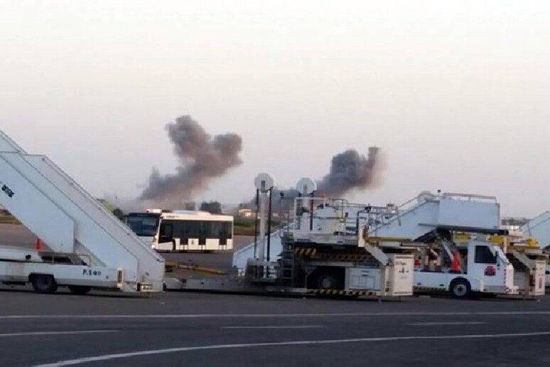 Raid dell 'aviazione dell 'ex generale Khalifa Haftar sull 'aeroporto militare di Mitiga a Tripoli -     RIPRODUZIONE RISERVATA