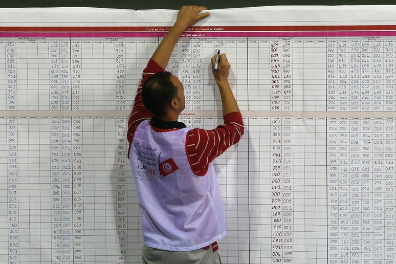 Lo scrutinio dei voti in Tunisia © ANSA/EPA