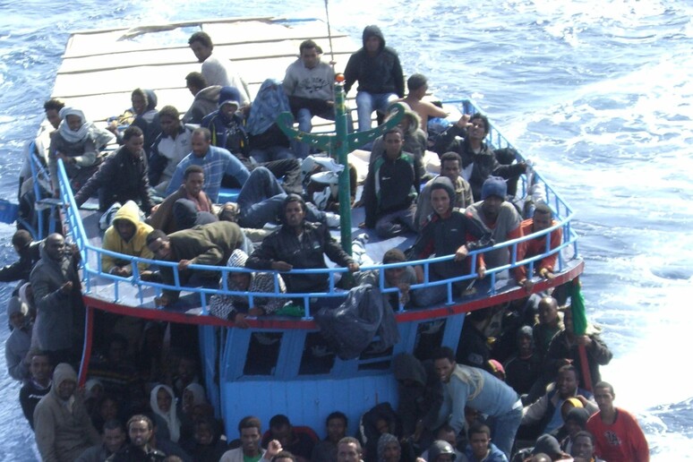 un 'imbarcazione carica di migranti -     RIPRODUZIONE RISERVATA