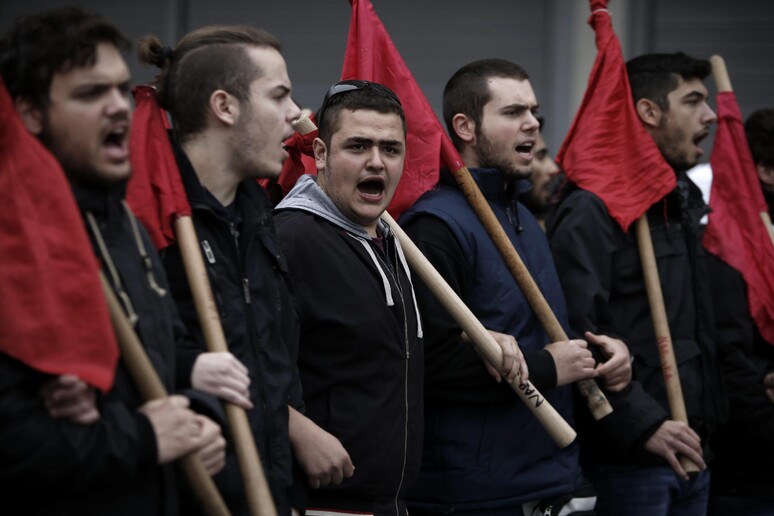 Manifestanti contro l 'austerity allo sciopero generale di giovedì scorso ad Atene © ANSA/EPA