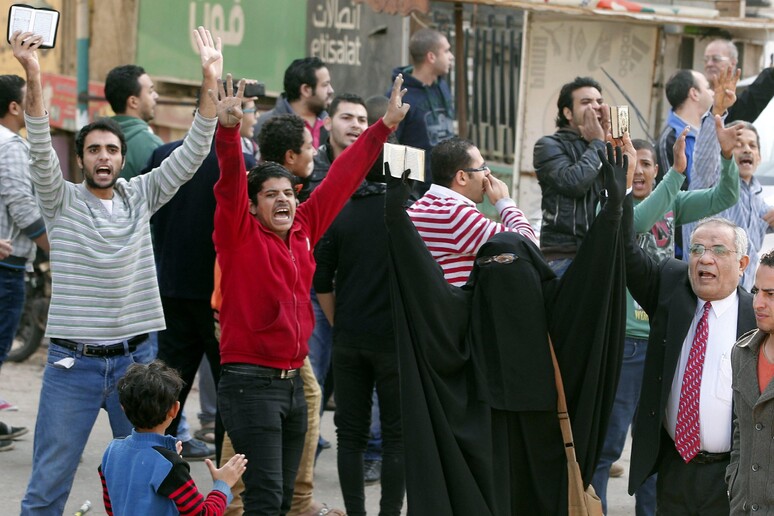 Protesta di sostenitori pro-Morsi dopo lo sgombero dei sit-in a favore del deposto presidente nell 'agosto del 2013 (foto archivio) -     RIPRODUZIONE RISERVATA