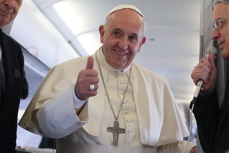 Papa Francesco a bordo dell 'aereo che lo ha portato in Turchia © ANSA/EPA