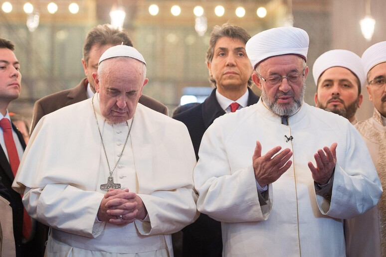 Il Papa in preghiera accanto all 'imam nella Moschea Blu a Istanbul -     RIPRODUZIONE RISERVATA