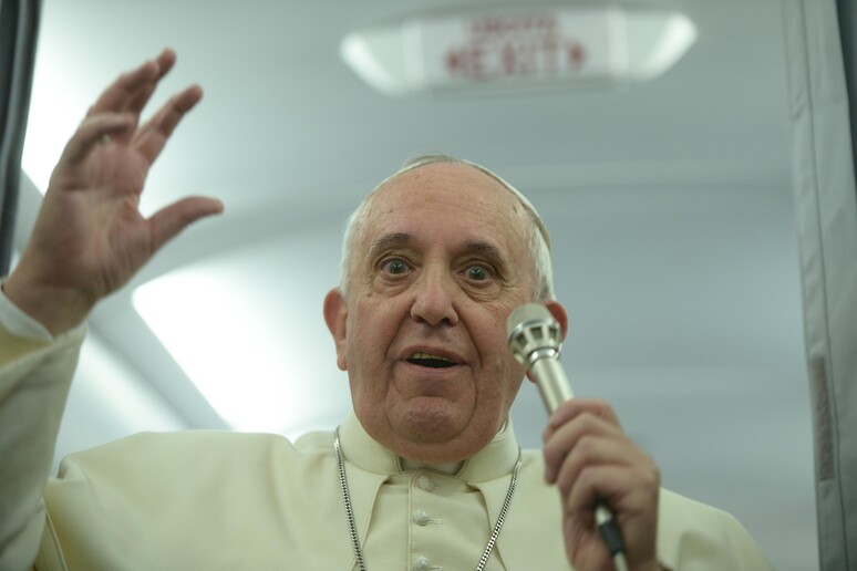 Il papa sull 'areo papale che lo ha riportato in Italia dalla Turchia -     RIPRODUZIONE RISERVATA