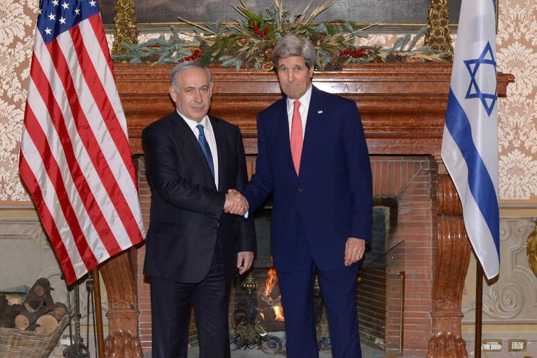 Il segretario di stato Usa John Kerry e il premier israeliano Benyamin Netanyahu ieri a Roma © ANSA/EPA