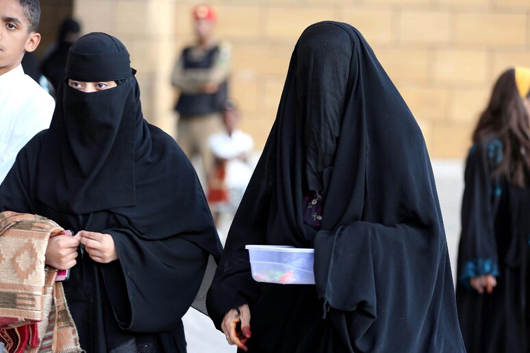 Donne saudite arrivano in moschea a Riad per le preghiere di Eid al-Adha -     RIPRODUZIONE RISERVATA