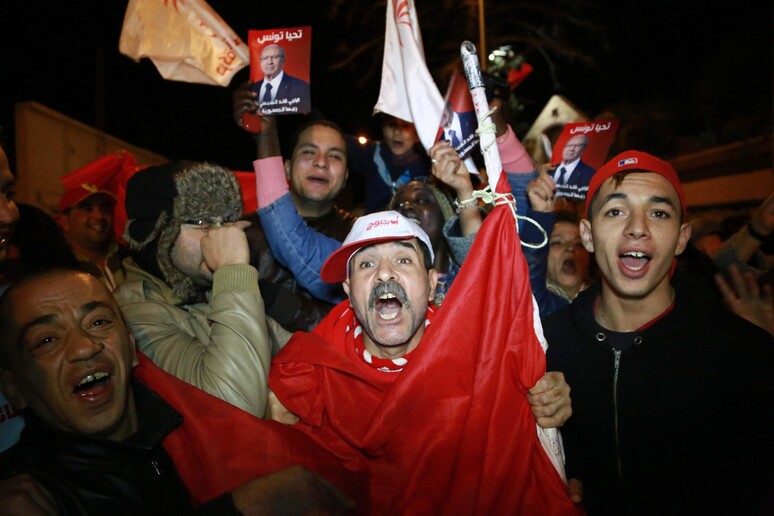 Sostenitori di Essebsi festeggiano la vittoria del leader di Nidaa Tounes alle presidenziali in Tunisia © ANSA/EPA