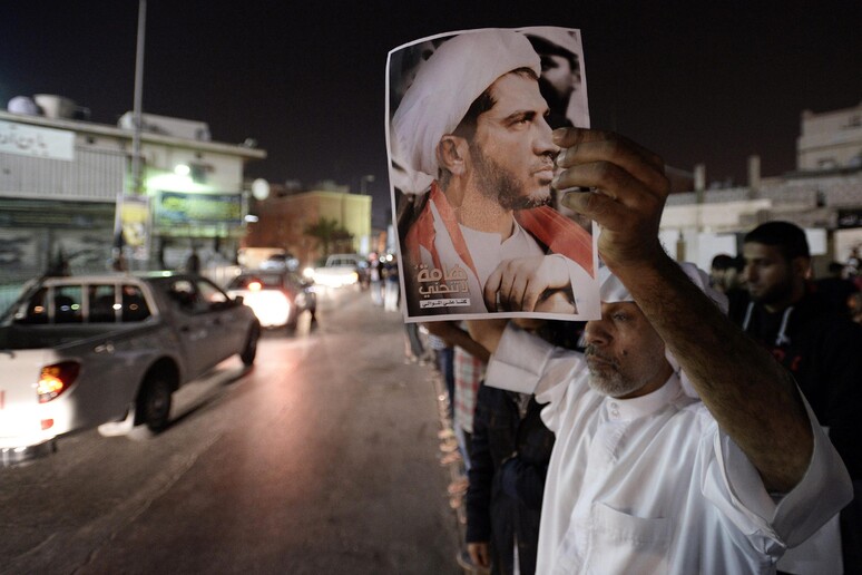 Proteste in Bahrein contro l 'arresto di Ali Salam, ritratto nella foto © ANSA/EPA