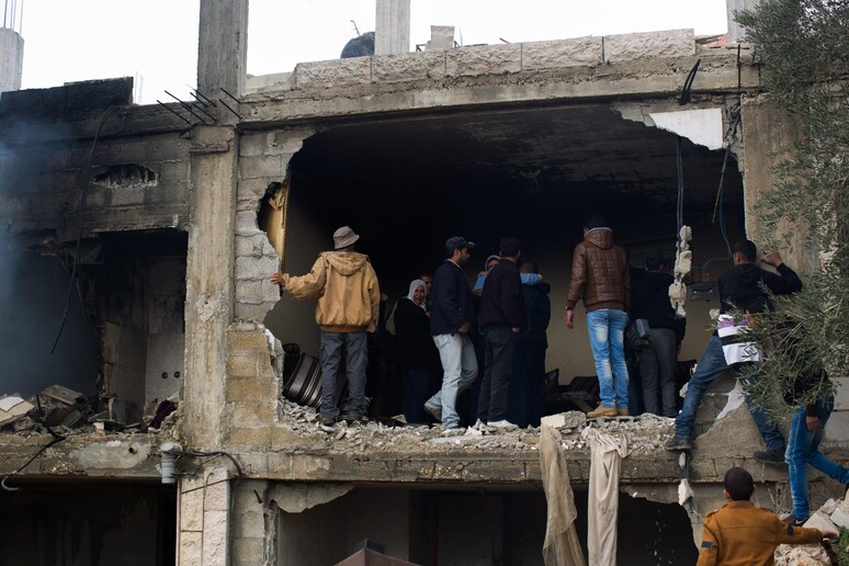 La casa di Muatazz Washaha, demolita con un bulldozer dalle forze israeliane durante l 'operazione in cui il giovane militante del Fplp e ' rimasto ucciso oggi a Bir Zeit, vicino a Ramallah -     RIPRODUZIONE RISERVATA