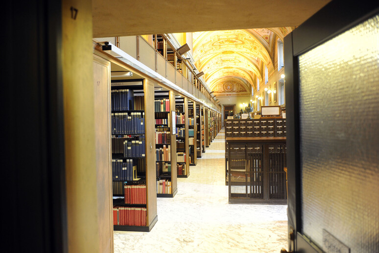 Una sala della Biblioteca apostolica vaticana, nel cortile del Belvedere in Vaticano -     RIPRODUZIONE RISERVATA
