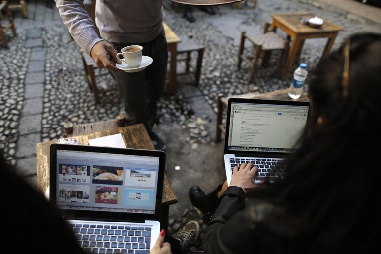 Ragazze turche navigano su internet con i loro tablet in un bar di Istanbul -     RIPRODUZIONE RISERVATA