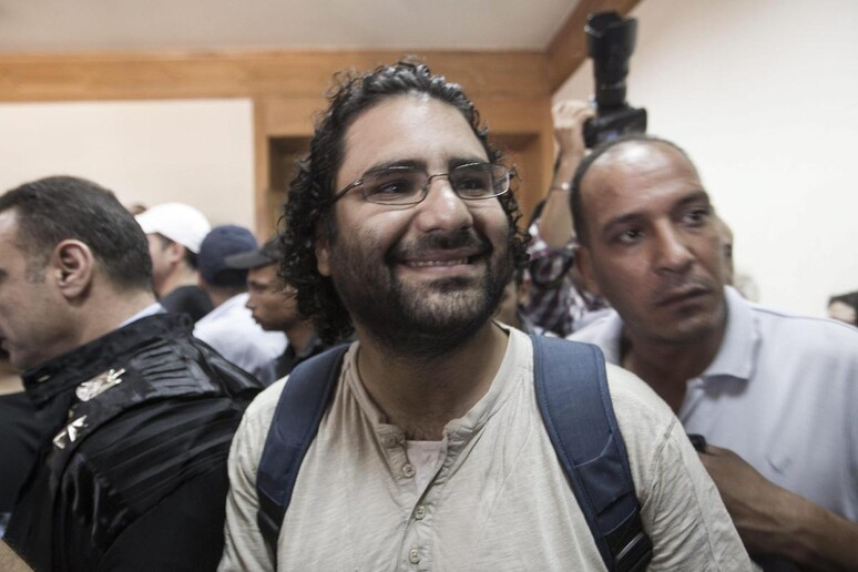 Il blogger egiziano Alaa Abdel-Fattah ha iniziato uno sciopero della fame in carcere -     RIPRODUZIONE RISERVATA
