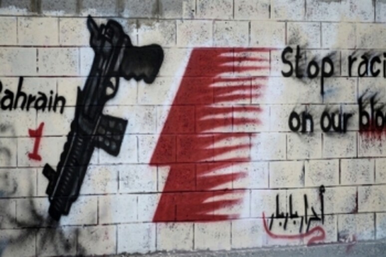 Un murales contro la F! in Bahrein,  'Stop racing on our blood ' - dal sito del Bahrain Center for Human Rights -     RIPRODUZIONE RISERVATA