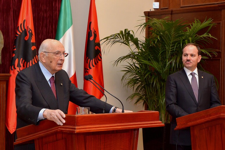 Il presidente  Giorgio Napolitano con il suo omologo albanese Bujar Faik Nishani -     RIPRODUZIONE RISERVATA