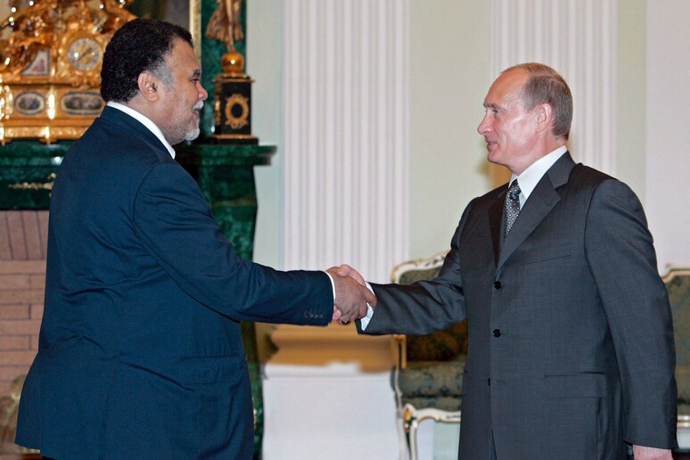 Il principe Bandar bin Sultan durante un incontro a Mosca con il presidente russo Vladimir Putin -     RIPRODUZIONE RISERVATA