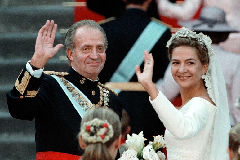 L 'Infanta Cristina con il padre, l 'ex re Juan Carlos, in una foto d 'archivio -     RIPRODUZIONE RISERVATA