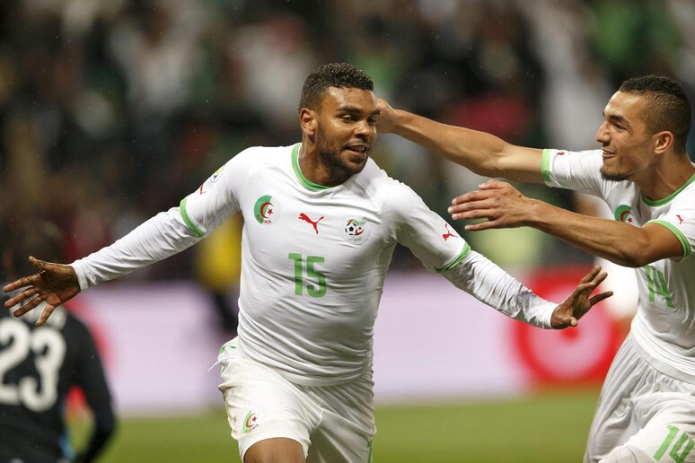Il nazionale algerino El Arbi Hilal Soudani (a Sin),festeggia il gol contro la Romania con Nabil Bentaleb © ANSA/EPA