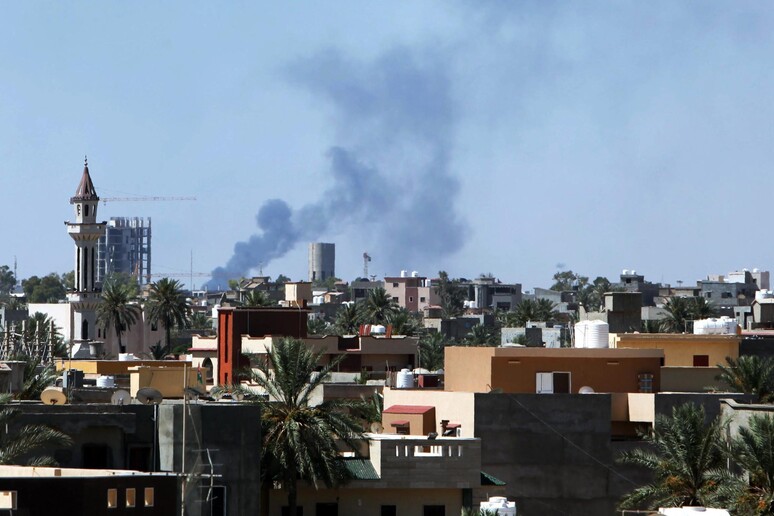 Colpi d 'artiglieria a Tripoli, morti due bimbi © ANSA/EPA