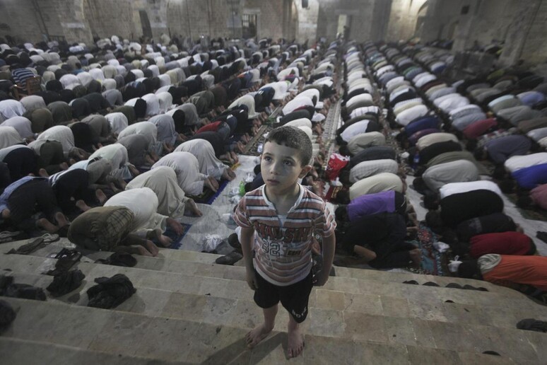 A Gaza folla in preghiera per la Notte del Desiderio. -     RIPRODUZIONE RISERVATA
