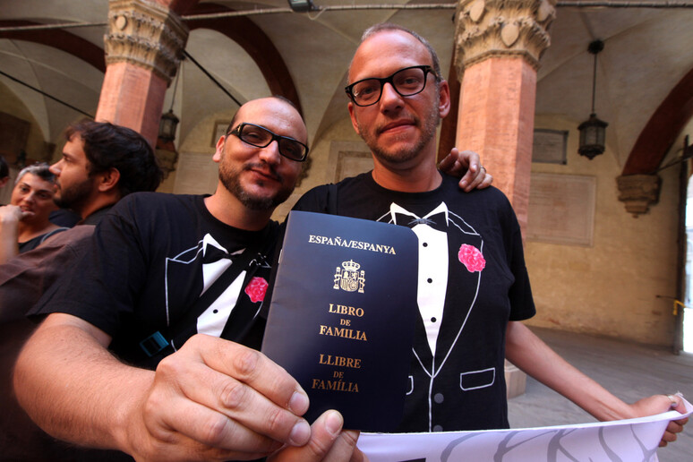 Una coppia omosessuale regolarmente sposata in Spagna -     RIPRODUZIONE RISERVATA