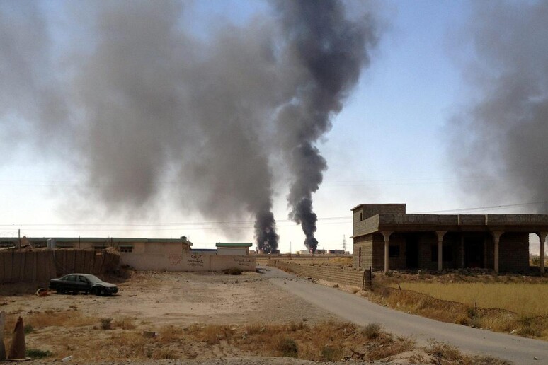 Fiamme alla raffineria di Baji nel nord dell 'Iraq, durante scontri tra Isis e truppe irachene -     RIPRODUZIONE RISERVATA
