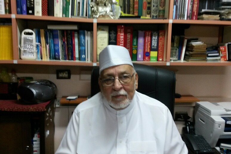 Il presidente della Federazione mondiale degli ordini sufi, Sheikh Alaa Abul Azayem, nel suo studio al Cairo -     RIPRODUZIONE RISERVATA