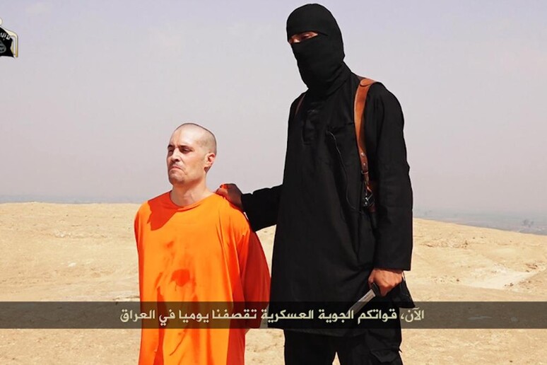 Un frame tratto dal video mostrato dai combattenti dell 'Isis al termine della decapitazione di James Foley -     RIPRODUZIONE RISERVATA