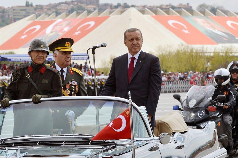 Erdogan alle celebrazioni per il Giorno della vittoria ad Ankara © ANSA/EPA