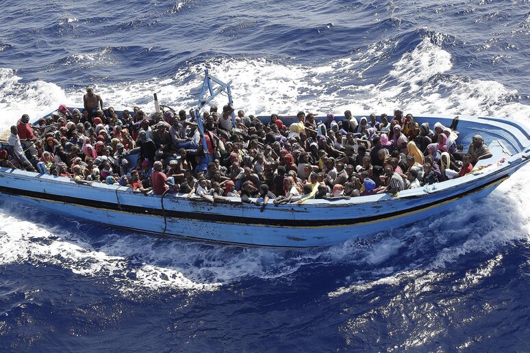 Un barcone di migranti nel Mediterraneo -     RIPRODUZIONE RISERVATA