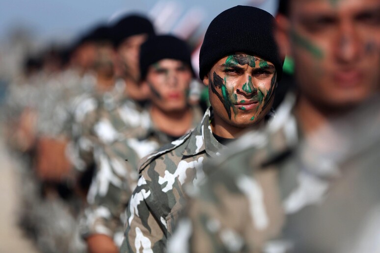 Membri delle forze di sicurezza di Hamas durante la cerimonia per la fine dei corsi © ANSA/EPA