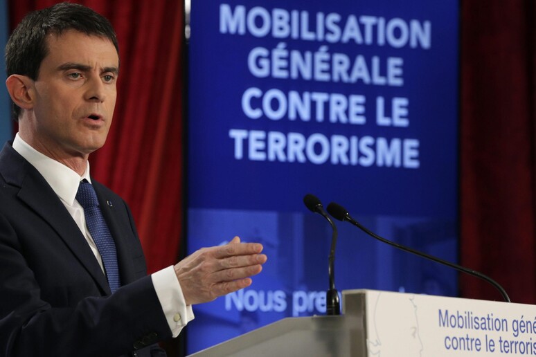 Il premier francese Manuel Valls illustra le  'misure eccezionali ' decise dal governo per combattere il terrorismo © ANSA/EPA