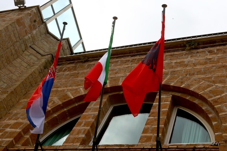 Le tre bandiere del primo trilaterale Italia-Serbia-Albania, a villa Madama, Roma, -     RIPRODUZIONE RISERVATA