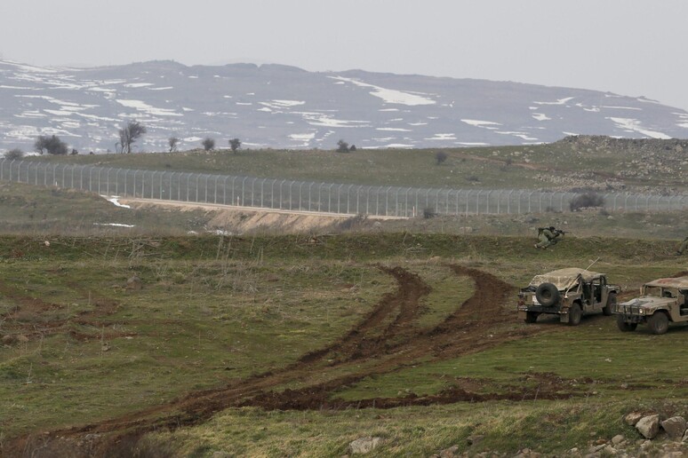Soldati israeliani a Quneitra, nel Golan siriano controllato da Israele © ANSA/EPA