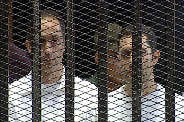 Gamal (s) e Alaa (d) Mubarak nella gabbia degli imputati durante il loro processo al Cairo (foto archivio) -     RIPRODUZIONE RISERVATA