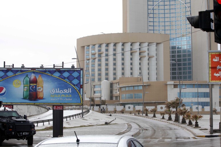 Una veduta dell 'Hotel Corinthia di Tripoli attaccato ieri da terroristi -     RIPRODUZIONE RISERVATA