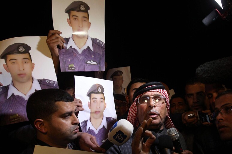 Safi Yousef (d), il padre del pilota giordano nelle mani dell 'Isis, durante una manifestazione per la liberazione del figlio ad Amman -     RIPRODUZIONE RISERVATA
