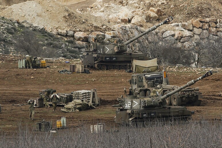 Artiglieria israeliana in massima allerta dopo i razzi sparati dal territorio siriano nella zona israeliana nelle Alture del Golan -     RIPRODUZIONE RISERVATA