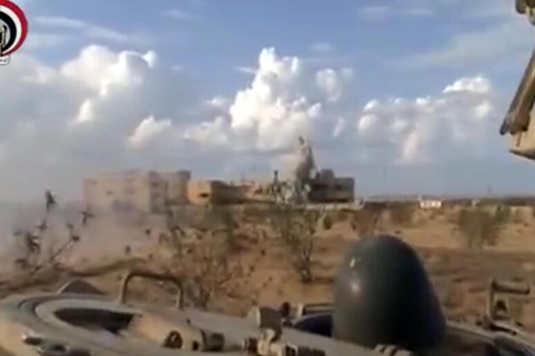 Un frame di un video pubblicato dal ministero egiziano della Difesa su operazioni sul terreno nel nord Sinai nell 'ottobre scorso -     RIPRODUZIONE RISERVATA